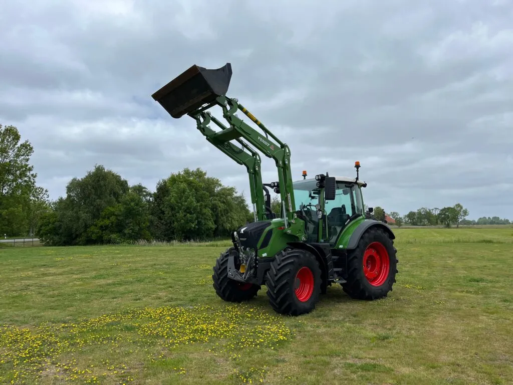 Fendt 314 mit Frontlader von JE Rent & Service auf der Wiese