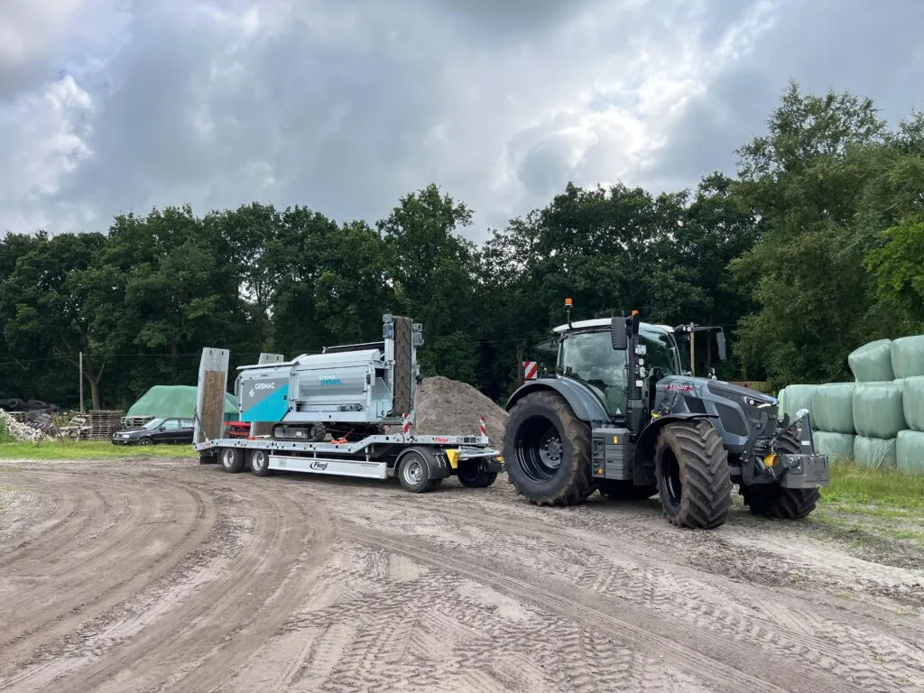 Traktor Fendt Vario 620 mit Anhänger zum Mieten bei JE Rent & Service in Dornum