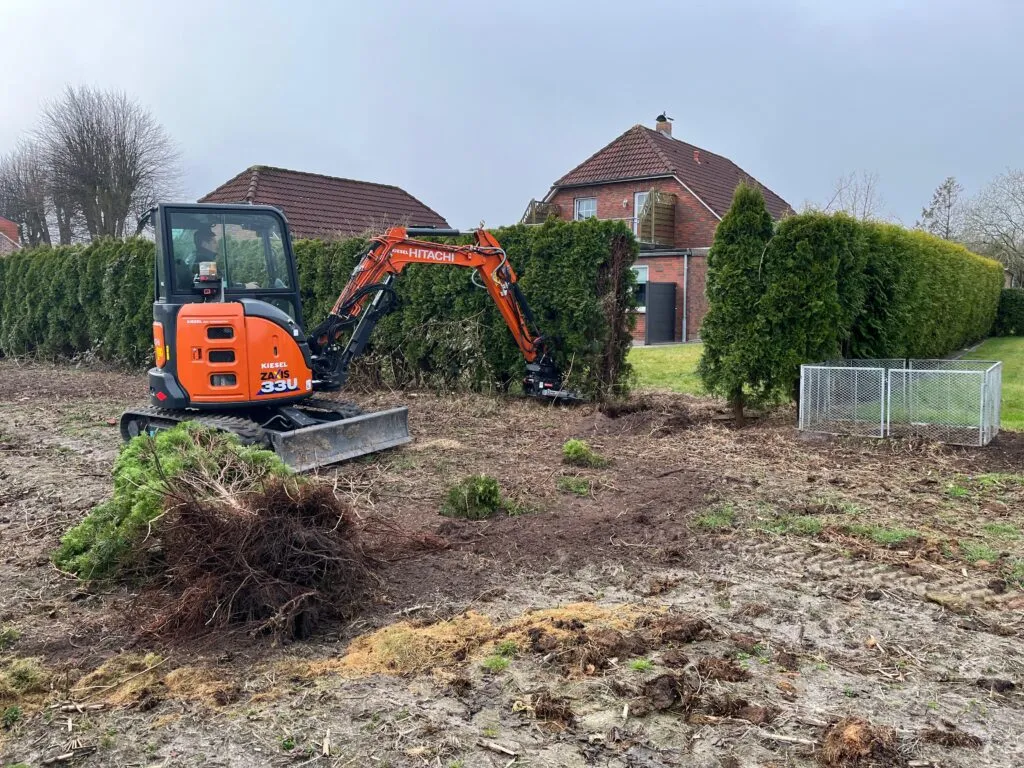 Hitachi Minibagger von JE Rent & Service bei Erdarbeiten am Grundstück