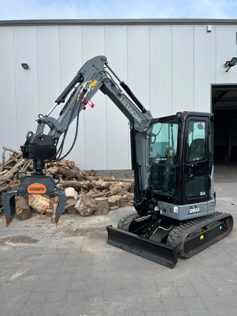 Hitachi ZX26 Minibagger mit Greifer im Einsatz, Mietmaschine von JE Rent & Service