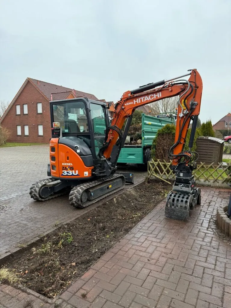 Hitachi ZX33 Kompaktbagger auf Kettenlaufwerk zum Mieten bei JE Rent & Service in Dornum