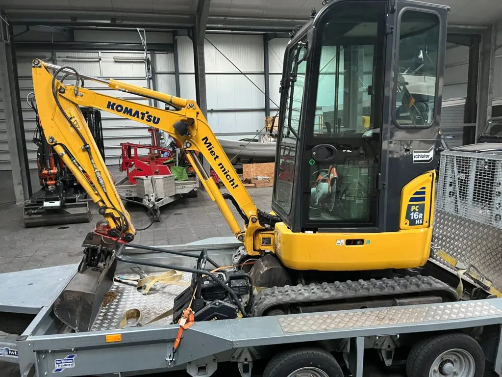 Komatsu PC16 R HS Minibagger mit 1,8 t Eigengewicht zum Mieten bei JE Rent & Service in Dornum