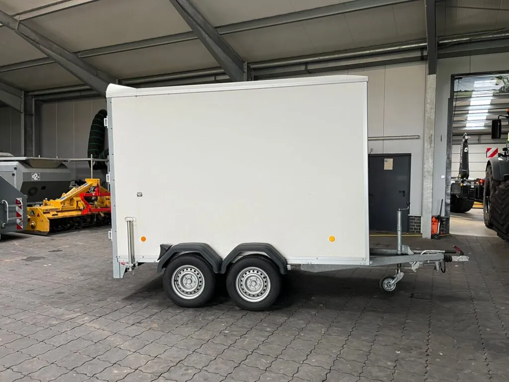 Geschlossener Kofferanhänger, gebremst, für wettergeschützten Transport zum Mieten bei JE Rent & Service in Dornum