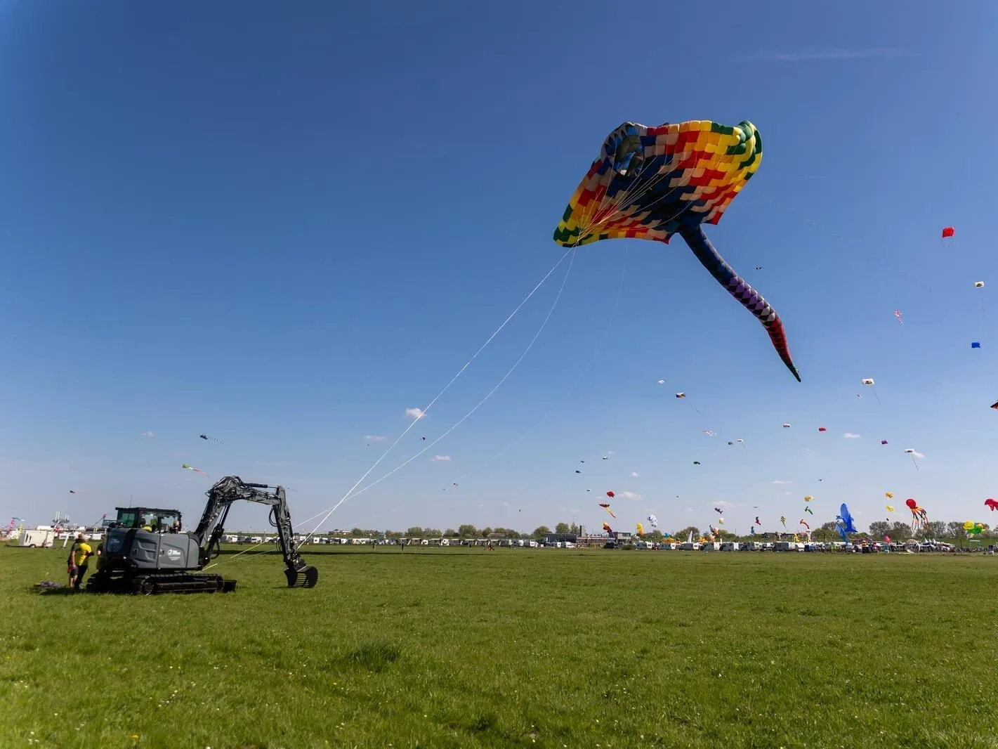 Bagger von JE Rent & Service im Einsatz auf einem Feld in Ostfriesland