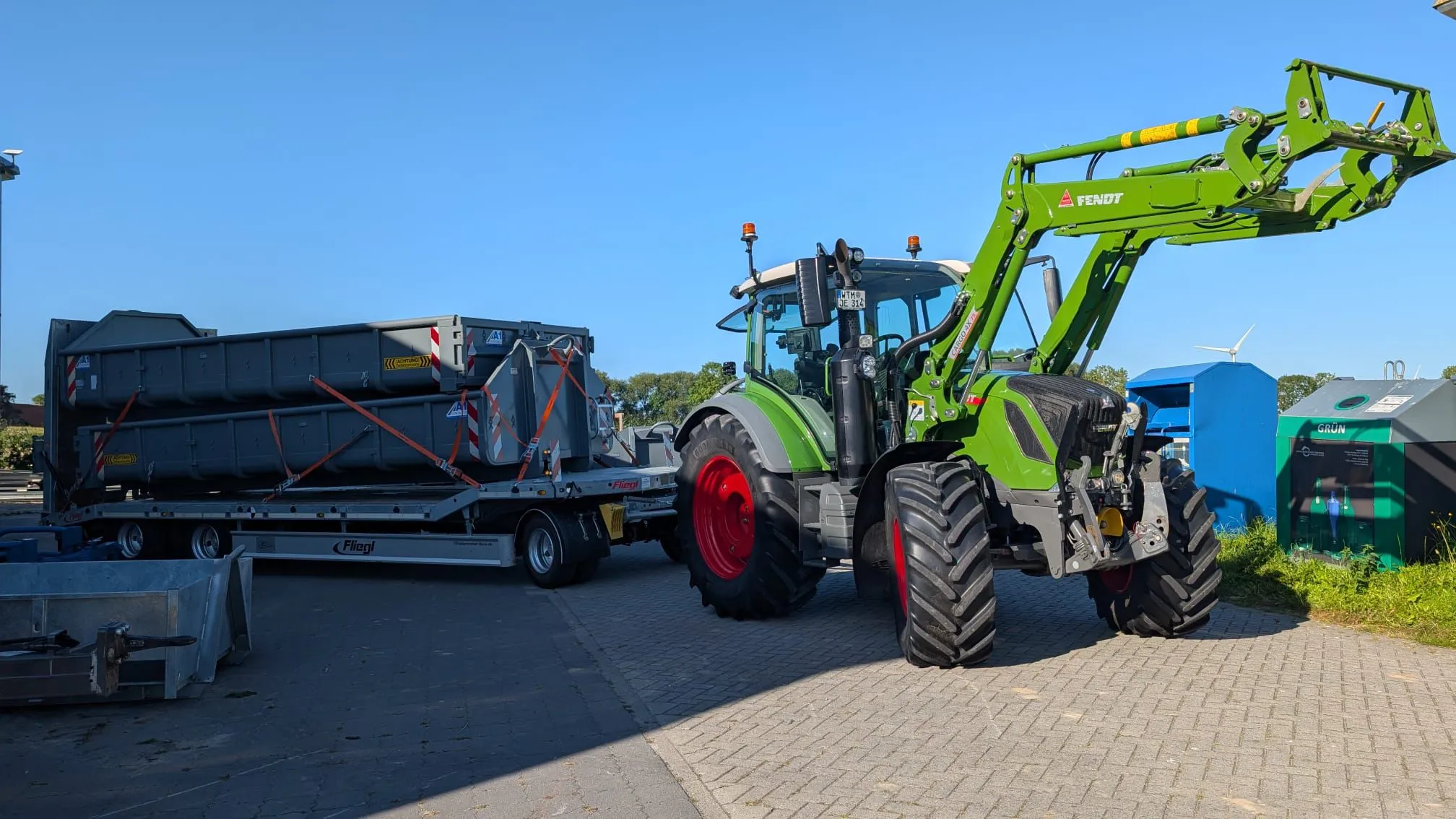 Maschinentransport mit Traktor und Tieflader durch JE Rent & Service