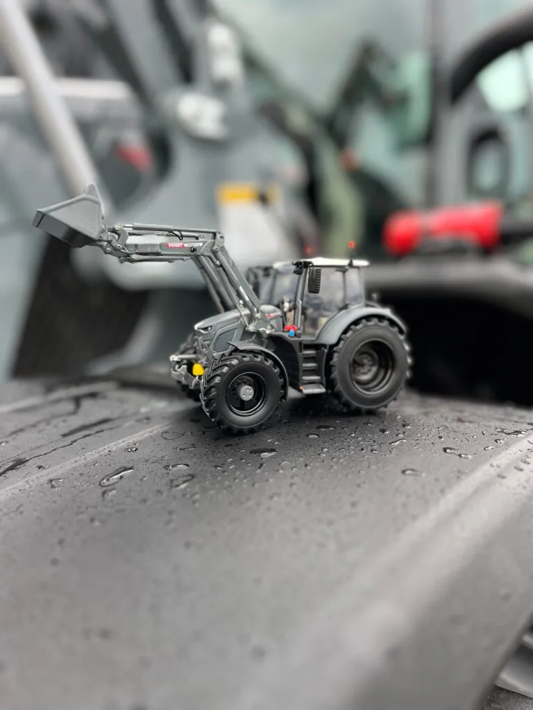 Modell eines Fendt-Traktors im Büro von JE Rent & Service