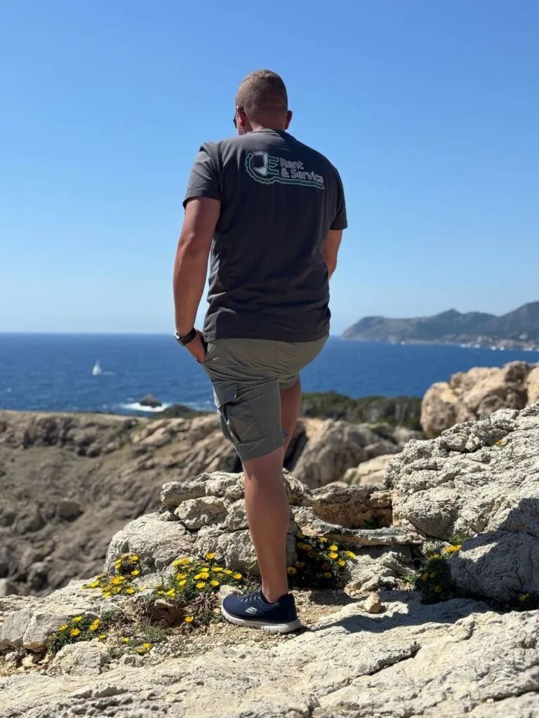 Blick auf die Küste – das Team von JE Rent & Service in der Freizeit