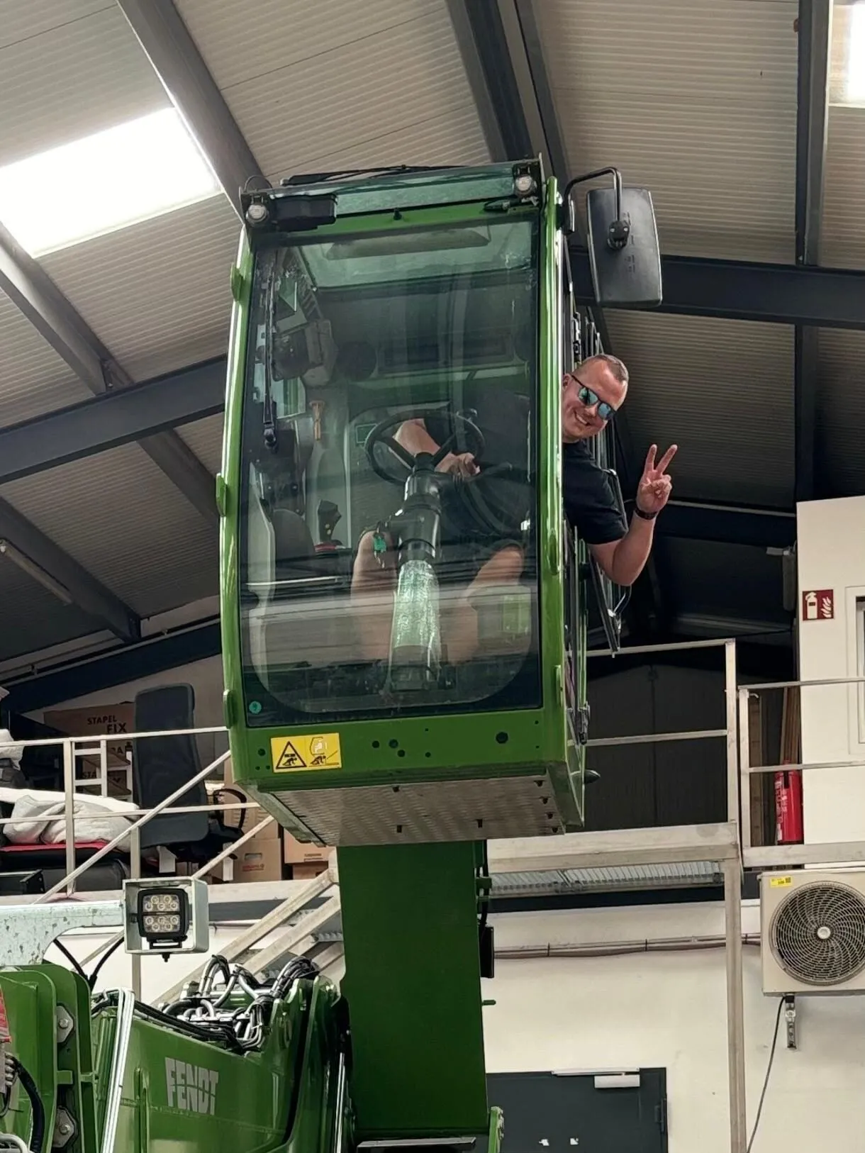 Mitarbeiter von JE Rent & Service in der Kabine eines Fendt-Traktors