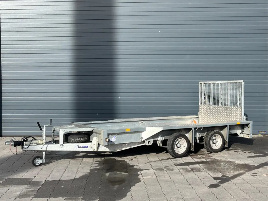 Baggertrailer L mit 2,7 t Nutzlast und 3,6 m Ladefläche zum Mieten bei JE Rent & Service in Dornum