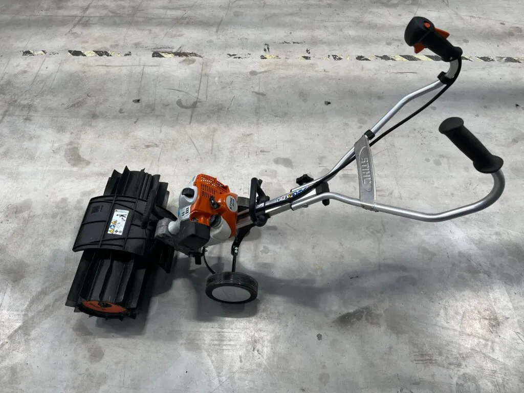 Stihl Motorbesen MM 56 zum Mieten bei JE Rent & Service in Dornum
