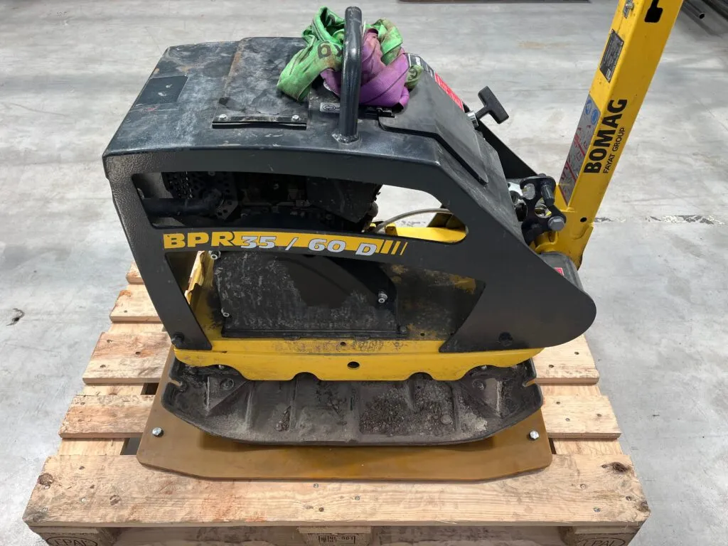 Rüttelplatte Bomag BPR 35/60 D mit 60 cm Arbeitsbreite zum Mieten bei JE Rent & Service in Dornum
