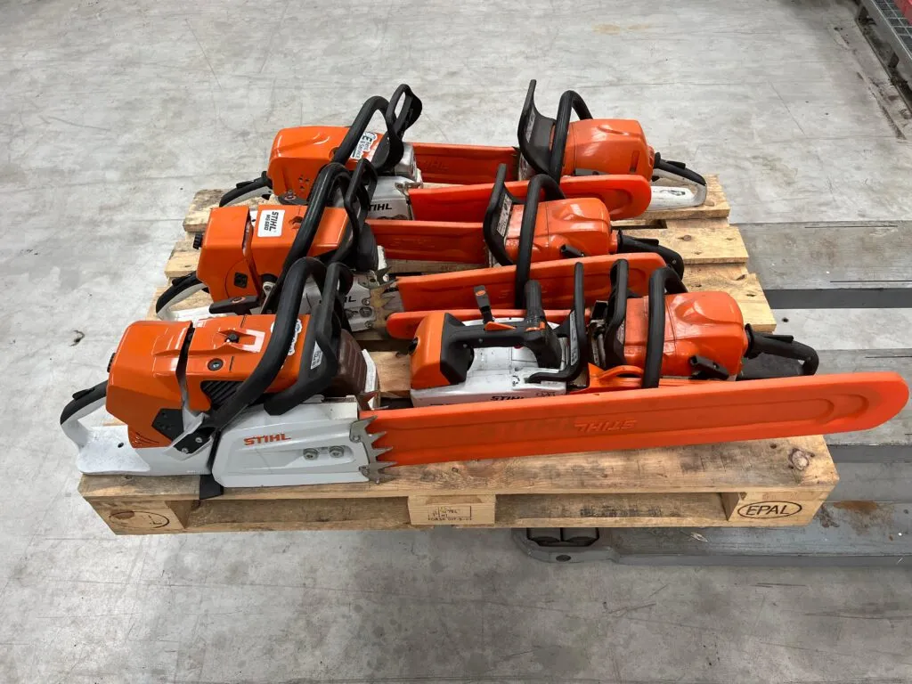 Stihl Motor-Kettensägen mit Schwertlängen von 35 bis 75 cm zum Mieten bei JE Rent & Service in Dornum