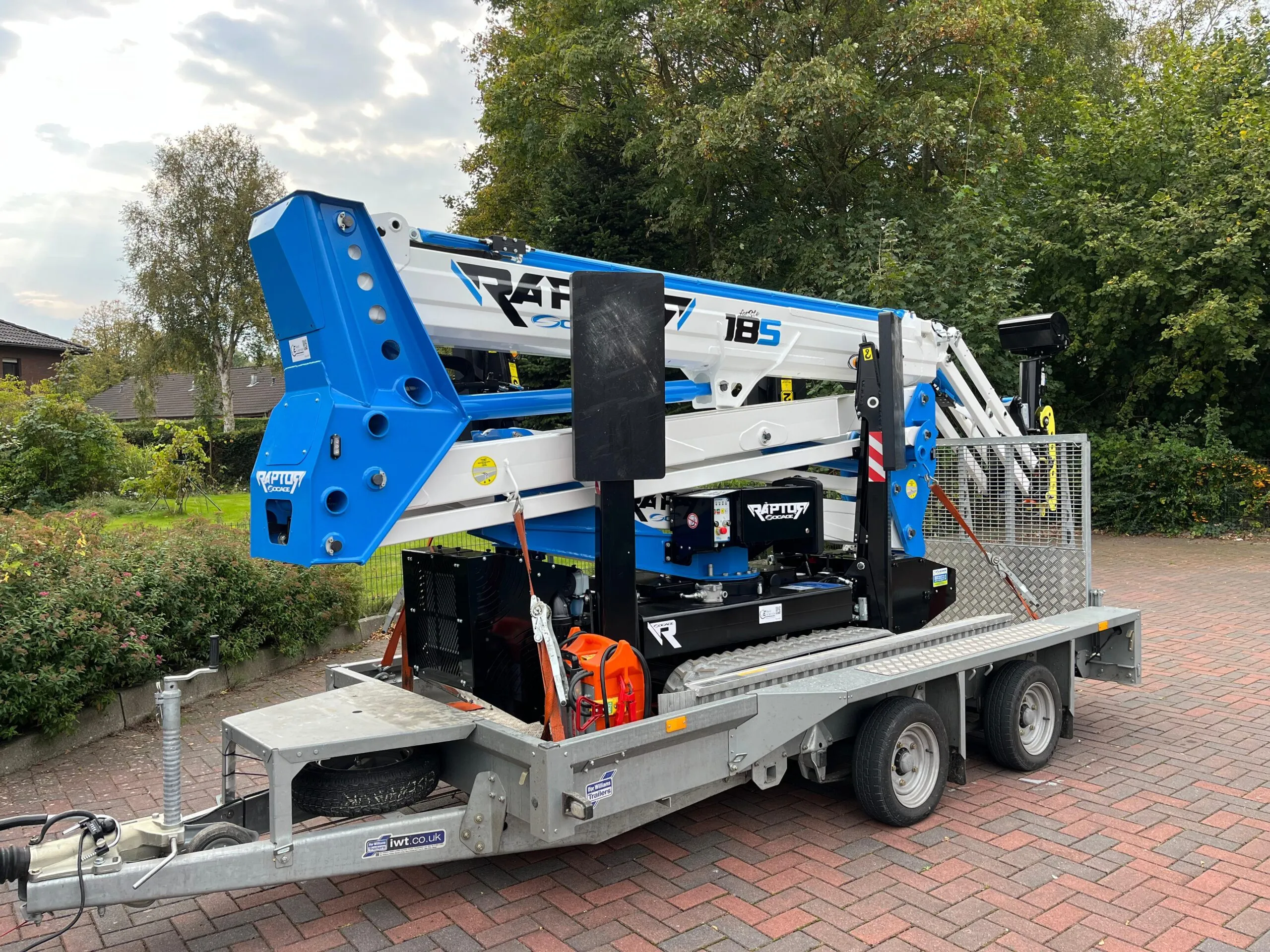 Hubarbeitsbühne Raptor 18S von JE Rent & Service auf dem Transportanhänger