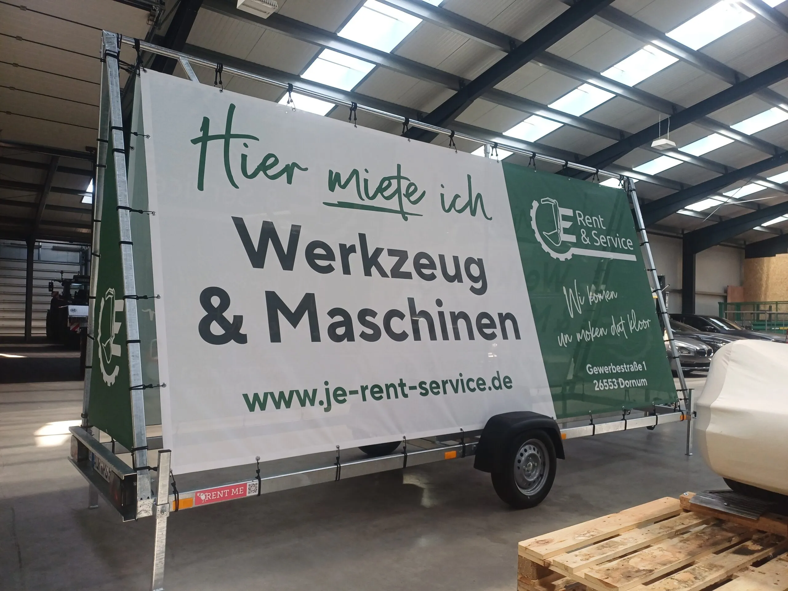 Werbeschild: Hier miete ich Werkzeug und Maschinen bei JE Rent & Service