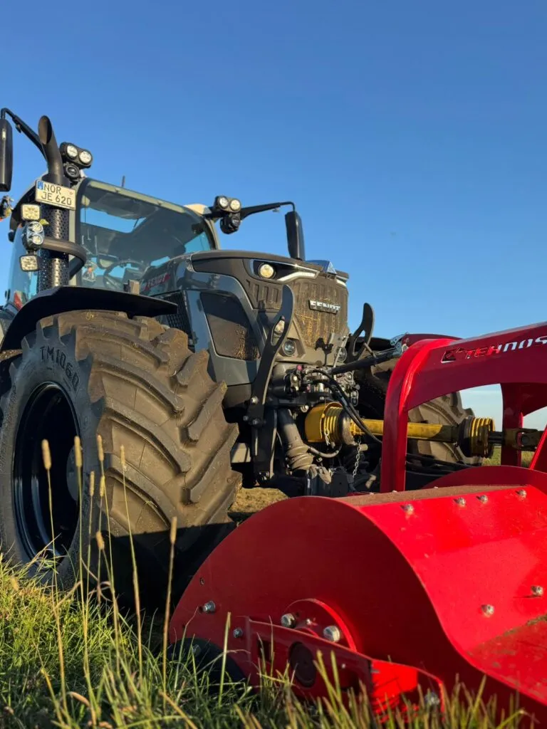 Traktor mit Frontlader von JE Rent & Service aus der Nähe