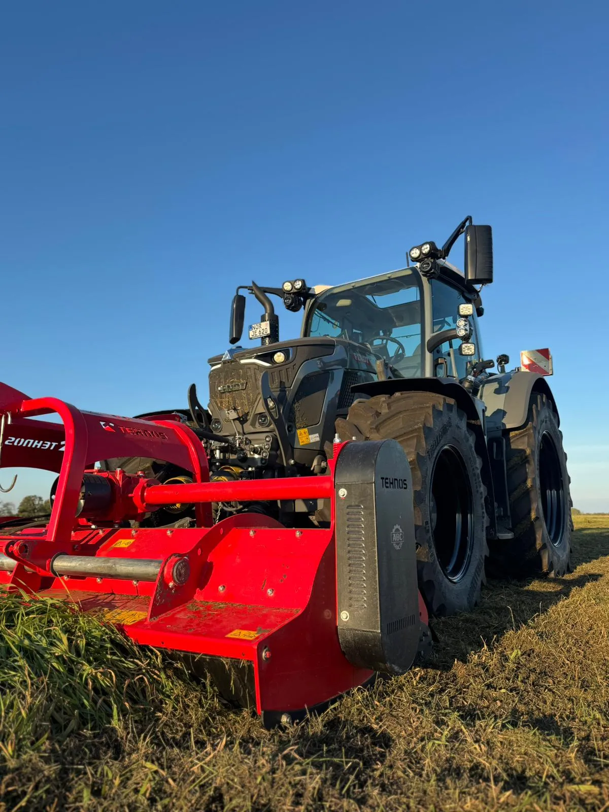 Traktor mit Anbaugerät in der Werkstatt von JE Rent & Service