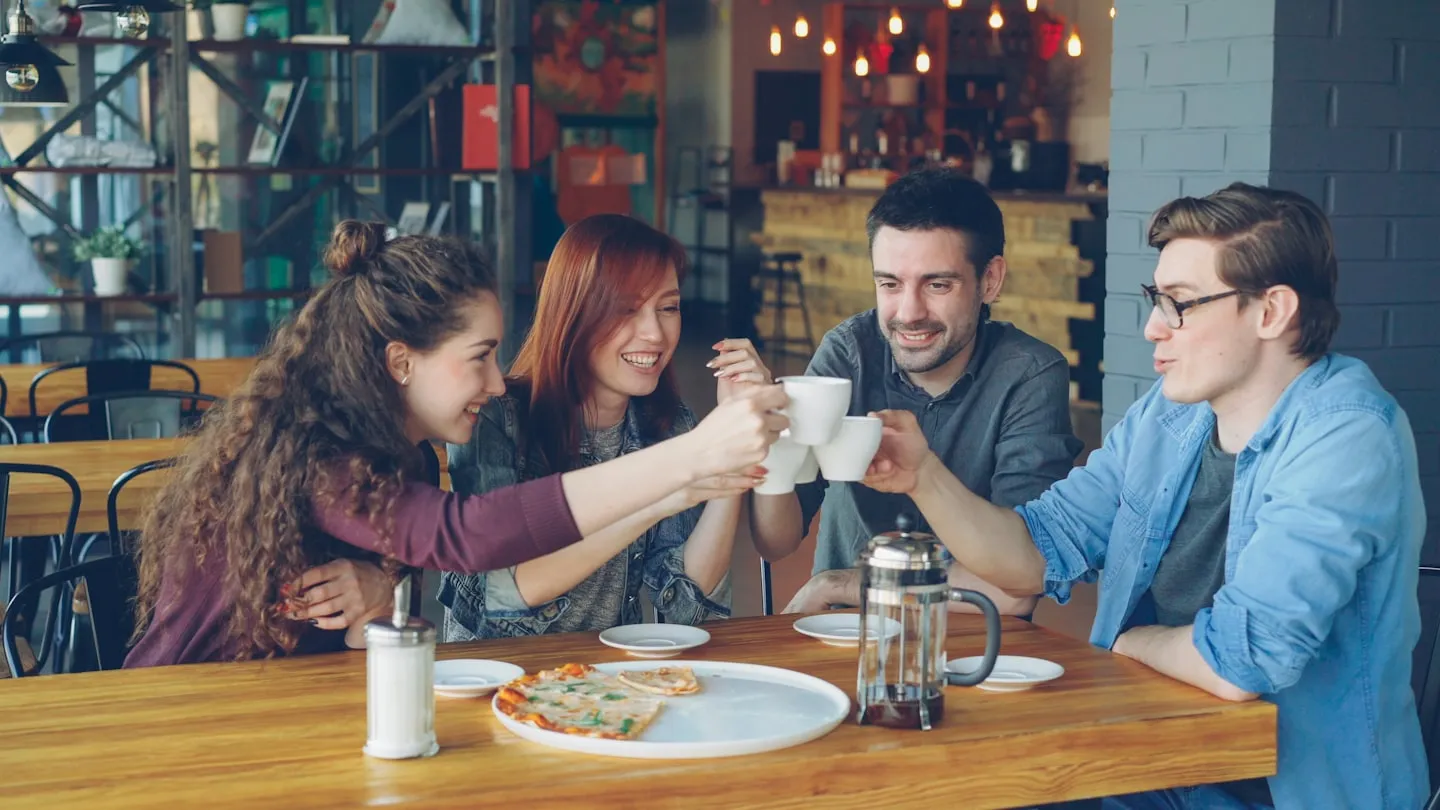 Symbolbild von Menschen bei einem gemeinsamen Kaffee
