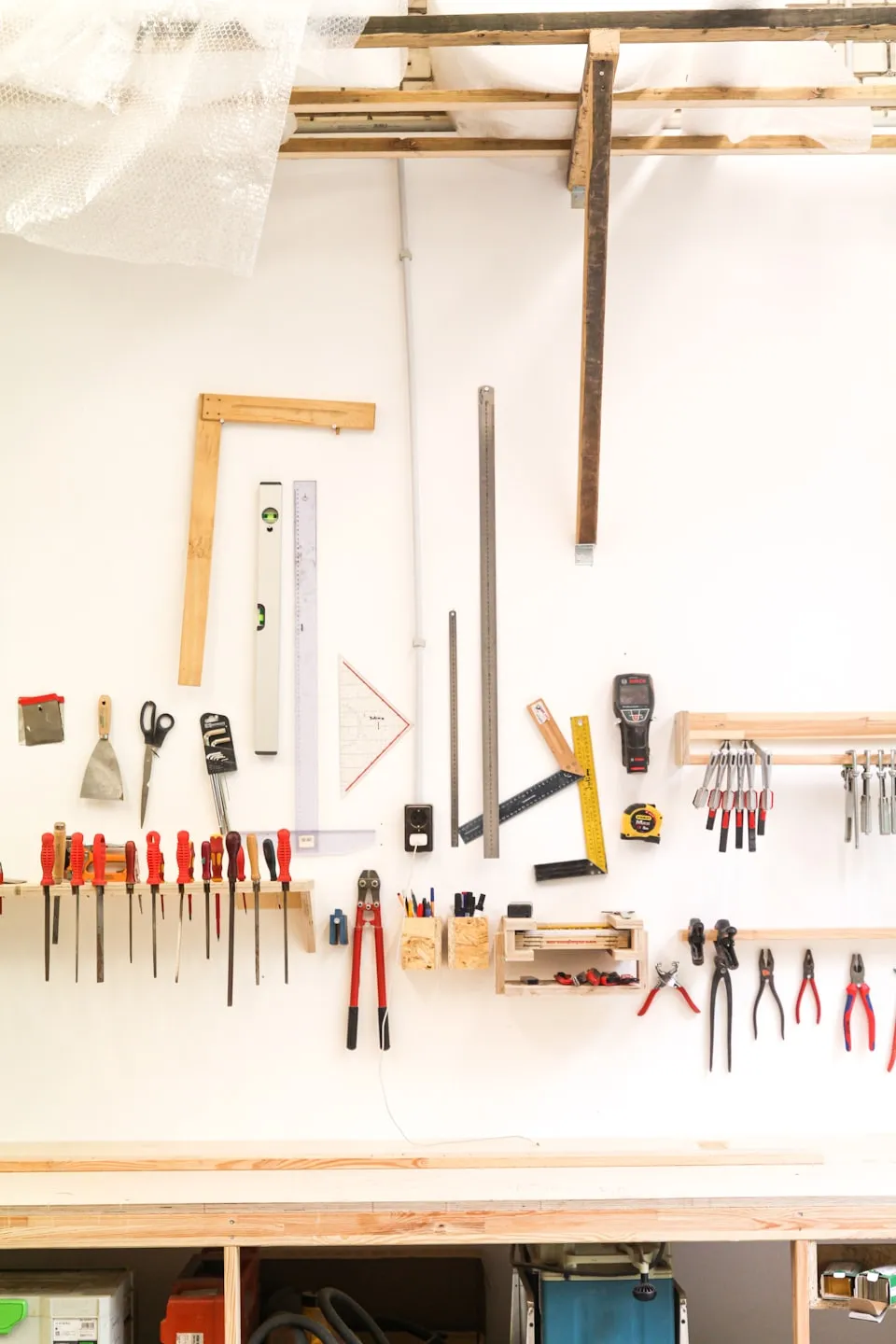 Handwerkzeuge und Messgeräte im Mietpark von JE Rent & Service in Dornum