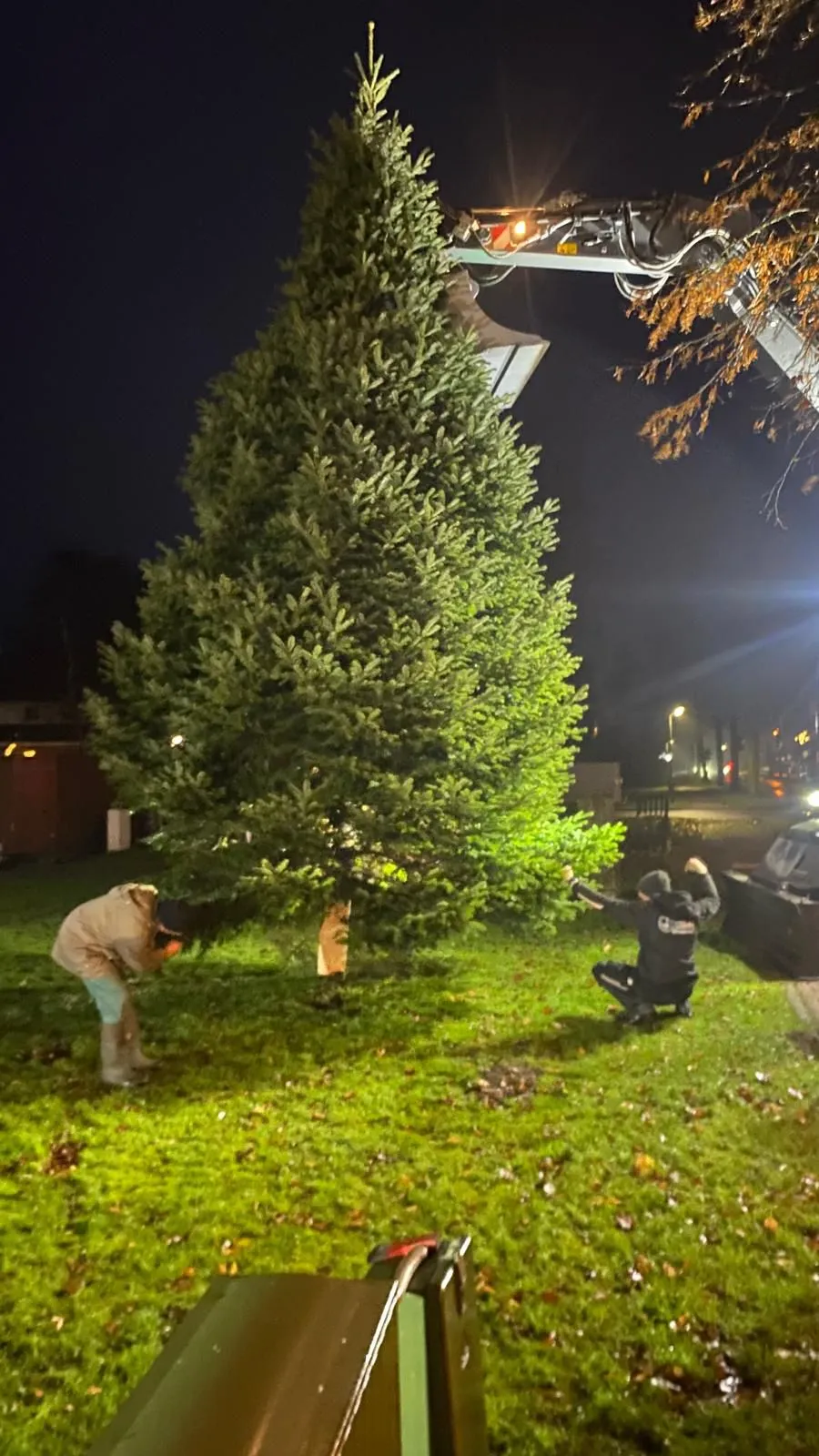 Beleuchteter Weihnachtsbaum, aufgestellt mit Technik von JE Rent & Service