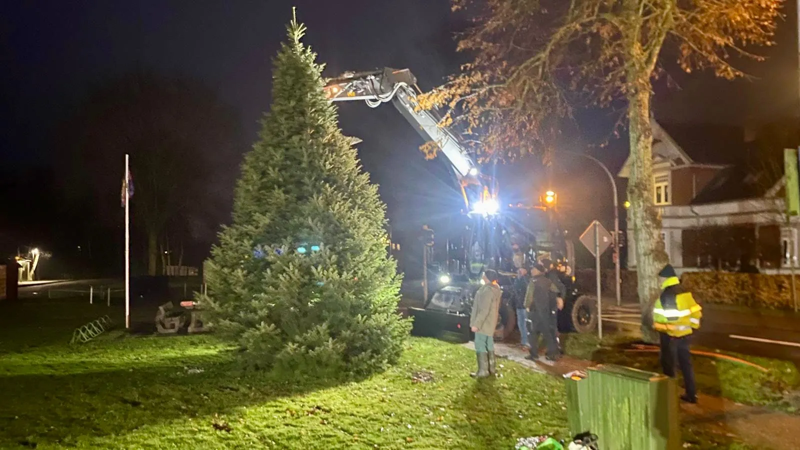 Nächtlicher Einsatz von JE Rent & Service beim Aufstellen eines Weihnachtsbaums