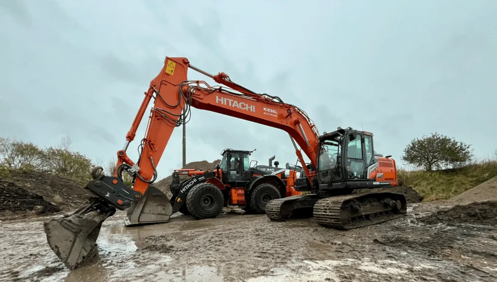 Hitachi Kettenbagger und Radlader von JE Rent & Service auf einer Baustelle in Ostfriesland